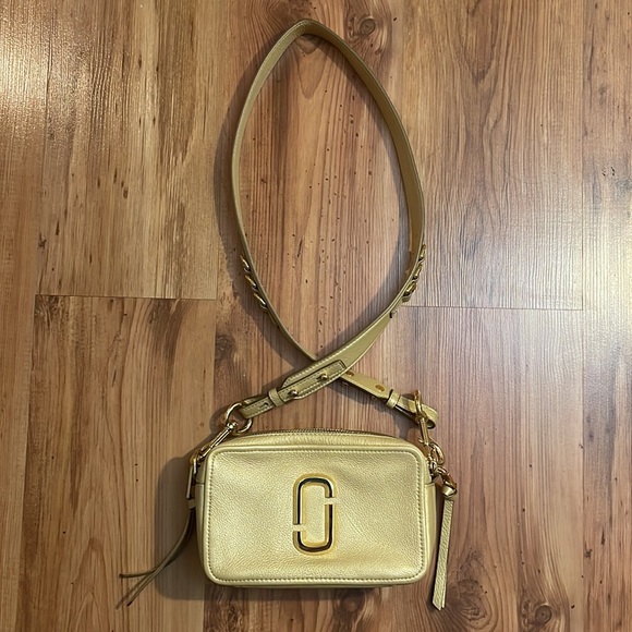 Pre LOVED. Marc Jacobs Authentic Softshot Pearlized Bag, excellent condition - Picture 3 of 14